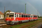 127-421 wartet auf Abfahrt kurz nach einem heftigen Regenguss in Vasarosnameny, 9.6.2016