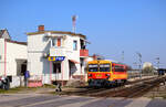 Die neulackierte 117 268 (Bzmot) als Zug 31914 verlässt den Bahnhof Pápa in Richtung Csorna.