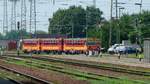 Bei 34 Grad im Schatten verwandelt die flirrende Hitze die  Tele-Aufnahme der Einfahrt des Schienenbusses 117 183 der H-START in ein Aquarell. 
Debrecen, 26.6.2016