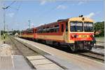 Der Regionalzug aus Szilvasvarad fährt in Eger ein mit 117 320 und 117 246 sowie zwei Zwischenwagen.