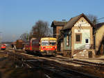 Morgenstimmung in Tapolca. Die 117 322 (Bzmot) im wunderschönen Licht verlässt Bahnhof Tapolca. 
30.12.2016.