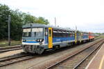 MÁV-START 117 288 + 50 55 24-29 686-8 Bzx⁹⁹⁹·¹ + 50 55 24-29 645-4 Bzx als Sz 19785 nach Balatonfüred, am 26.07.2025 in Tapolca.
