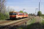 Bzmot 259 zieht zwei Beiwagen aus dem Bahnhof Lakitelek nach Kecskemt.