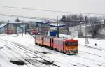 MV-Start Bzmot 343 wartet am Bahnhof Balassagyarmat, am 19. 01. 2013. 