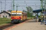 Bzmot 354 steht am 2.9.2005 am Bahnsteig im Bahnhof Veszprem.