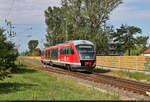 Der Siemens Desiro Classic mit der Nummer 426 021 und dem verdächtig bekannt wirkenden Farbkleid dieselt auf Höhe des Bahnübergangs Kölcsey-Ferenc-Straße in den Bahnhof Balatonfenyves (HU).
Hinter der Lärmschutzwand befindet sich das Hotel des Bahnfreundes. Nah am Balaton-Strand, gutes Essen und helle Zimmer mit Blick auf die Strecke. :)

🧰 MÁV
🚝 IR 9697  Helikon Interregio  Győr (HU)–Kaposvár (HU) [+5]
🕓 30.8.2022 | 10:29 Uhr