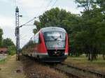 6342 021 mit zwei anderen Siemens Desiro als Personenzug fhrt von Fonyd nach Budapest-Dli ab, am 02.