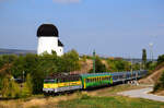 Die 328er GySEV Szili ist schon auf dem Rückweg nach Szombathely verlässt Öskü mit dem Zug IC 9004. Kann man das  Rotunda  (die romanische Rundkirche aus dem 11. Jahrhundert) im Hintergrund zu sehen.
Öskü, 26.09.2021.