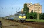 Am 27.05.2003 fährt die MAV Elektrolok V 431051 mit dem Schnellzug 5201 nach Budapest um 18.15 Uhr durch den Bahnhof Mezökövesd.