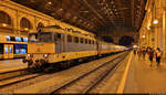Im warmen Licht der Haupthalle wartet 431 109-2 auf Gleis 8 des Bahnhofs Budapest-Keleti pu (HU) auf Abfahrt.