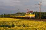 V43 328 (GySEV) mit R 9916 vor Csorna (08.05.2008)