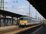 V43 1327 mit einem IC aus Miskolc im Bf Budapest-Keleti. - 26.08.2011.