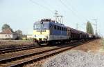 Am 13.4.1989 ist V 431340 der MAV bei Acx um 9.58 Uhr mit einem Gterzug  in Richtung Komarom unterwegs.