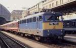 Am 21.4.1994 stand ein Schnellzug nach Belgrad, gebildet aus JZ Wagen,  bespannt mit der MAV V 431202 abfahrbereit im Budapester Bahnhof Keleti  Palyaudvar.