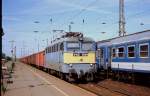 Am 22.6.2004 fährt V 43 1049 mit einem Leer Güterzug
durch den Bahnhof Füszesabony. Der Zug ist hier in 
Richtung Miskolc unterwegs.