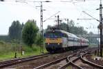 V 431042 fährt am 24.8.2005 mit einem Personenzug  aus Budapest in den Bahnhof Mezökövesd ein.