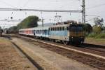 Personenzug nach Veszprem im ungarischen Bahnhof Devecser am 6.9.2008.