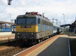 Abgebügelt steht V 431015 der H-MAVTR vor einem Zug aus  ehemaligen DB Nahverkehrswagen am 8.9.2008 im Bahnhof  Veszprem in Ungarn.