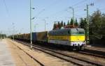 V 43333 fährt am 10.9.2008 mit einem Container Zug Richtung Szombathely durch  den Bahnhof Lövö.