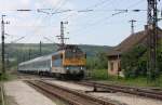 V 433239 von H-MAVTR erreicht mit dem Intercity nach Budapest aus Pecs kommend
am 6.5.2010 um 9.57 Uhr den Landbahnhof Godisa. Interessant ist, dass in dem IC
Wagenpark als erster Wagen hinter der Lok auch ein ehemaliger DB Nahverkehrswagen
eingereiht ist.