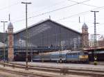 Bahnhof Budapest-Nyugati von der Gleisseite mit V43 1128, dem ungarischen Mdchen fr alles, und einen Zug Y-Wagen am 19.01.2007.