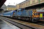 Am verregneten 21 September 2017 rangiert 460 036 CD Wagen in Budapest-Keleti.