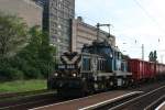 Elektrolok V 46058 wartet mit einem Leergüterzug auf dem Ausweichgleis in Richtung  Miskolc am 29.8.2005 im Bahnhof Mezökövesd.