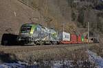 470 504 mit Güterzug beim Galgenbergtunnel nächst St.Michael am 29.01.2018.