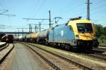 Die BR 1047 001 vor einem Gterzug abfahrbereit im Bahnhof Wels.