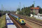 Die GySEV-Lok 1047 501 durchfhrt mit einem Schnellzug den Bahnhof Budapest Ferencvros.