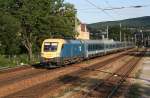 Die 1047 002 bespannte am 9. Juli 2009 den EN 461 von Wien nach Budapest-Keleti pu. Die Aufnahme entstand bei der Durchfahrt im Bahnhof Maxing.