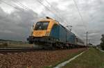 1047 008 ist mit einer RoLa Richtung Westen unterwegs. Die Aufnahme entstand kurz nach Neulengbach, am 13.09.2010.