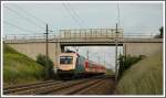 1047 008 am 9.6.2006 zwischen Gramtneusiedl und Himberg mit einem Eilzug Richtung Wien unterwegs.