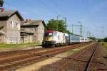 Vorbei am ehemaligen Aufnahmegebude des Bahnhofs Harka, fhrt GySEV 470 501  Sisi  mit Schnellzug 285  Zagreb-Corvinus  von Sopron nach Szombathely, 24.06.2012