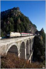 Die Goldene Elf, MAV 470 010  Aranycsapat  fhrt mit IC 531 von Wien Meidling nach Villach, hier bei der Querung der Krausel Klause nahe Breitenstein.