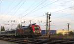 Die Taurus Lok 470 503 der Gysev im Richard Wagner Design fährt frühabends mit einen Personenzug am Haken durch den Bahnhof von Komárom (H). Szenario Anfang August 2015 bildlich festgehalten.