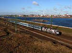 470 001  Freedom First  mit dem Avala EC345 kurz nach Komárom mit Komárno (SK) und Donau-Blick.