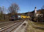 Die 470 505 mit einem KLV-Zug am 04.03.2017 bei der Durchfahrt in Wernstein.