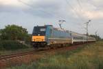 480 011 als abendlicher IC 763 Krsz am 04.08.2012 beim Haltepunkt von Selymes. In wenigen Minuten erreicht der Zug auf seinen Weg von Szeged nach Budapest seinen nchsten Halt Kiskunflegyhza.