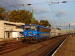 Es war eine Rail Cargo Hungaria Werbelok aus der Reihe 630 (V63). Hier kann mann die Lok mit einem Güterzug  silberner Pfeil  zu sehen bei der Durchfahrt in Komárom.
25.09.2017.
