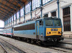 Die BR 630 ist mit ihren verschiedenen Wagen soeben im Bahnhof Budapest-Nyugati pu angekommen.