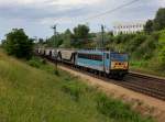 Die 630 033 mit einem Getreidezug am 09.06.2012 unterwegs bei Biatorbgy.