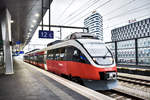 MÁV 425 010 wartet als REX 9433 (Wien Hbf - Hegyeshalom - Győr), in Wien Hbf, auf die Abfahrt.