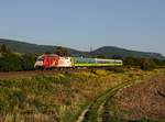 Die 480 003 mit einem IC am 26.08.2017 unterwegs bei Vértesszőlős.