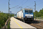 480 022-7 durchfährt die Haltestelle Szár (HU).