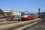 Während der Lokparade am 9 September 2018 ins Ungarischen Eisenbahnmuseumpark in Budapest passiert M260 001 ein FLaK, den von einer historische Gruppe vons Ungarischen Heer bereitgestellt wurde