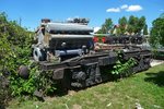 Leicht überwuchert vom Grünzeug steht dieses Diesellok-Drehgestell mit Motorblock  System Ganz-Jendrassik  neben der Drehscheibe im Hungarian Railway Museum, Budapest, 18.6.2016    