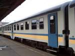 Nahverkehrswagen Bhv mit einer Mitteltr, hellgrau mit blauen und gelben Zierstreifen am 20.01.2007 in Budapest-Keleti.