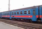 Nahverkehrswagen Bhv mit einer Mitteltr, blau mit roten Streifen am 19.01.2007 in Budapest-Nyugati.