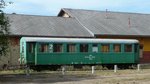 MAV-Schmalspur-Personenwagen der ehemaligen Linie nach Dombrad im Bahnhof Nyiregyhaza, 29. ‎Mai ‎2016
